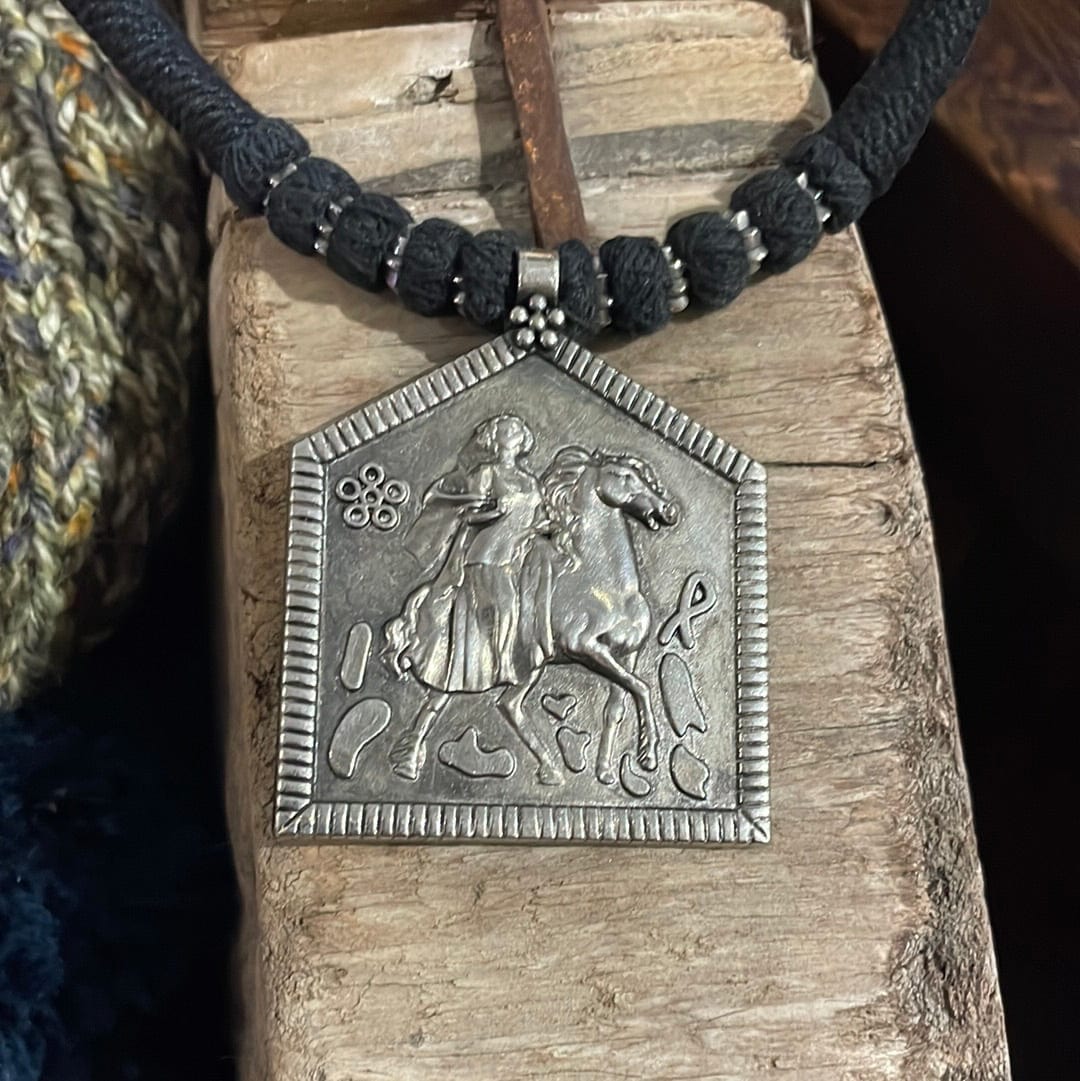 Sistergolden Afghani Black Necklace House