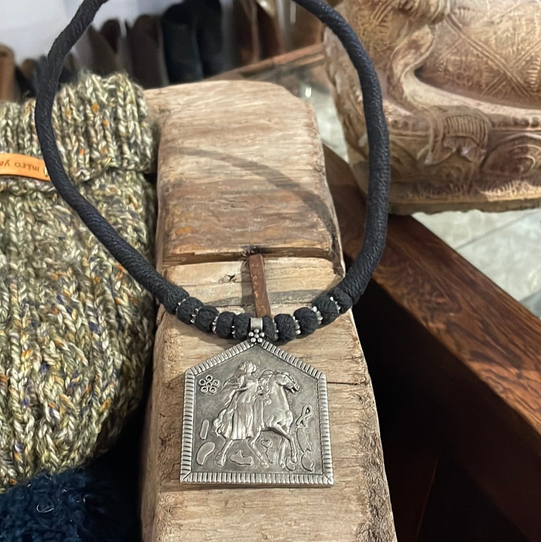 Sistergolden Afghani Black Necklace House