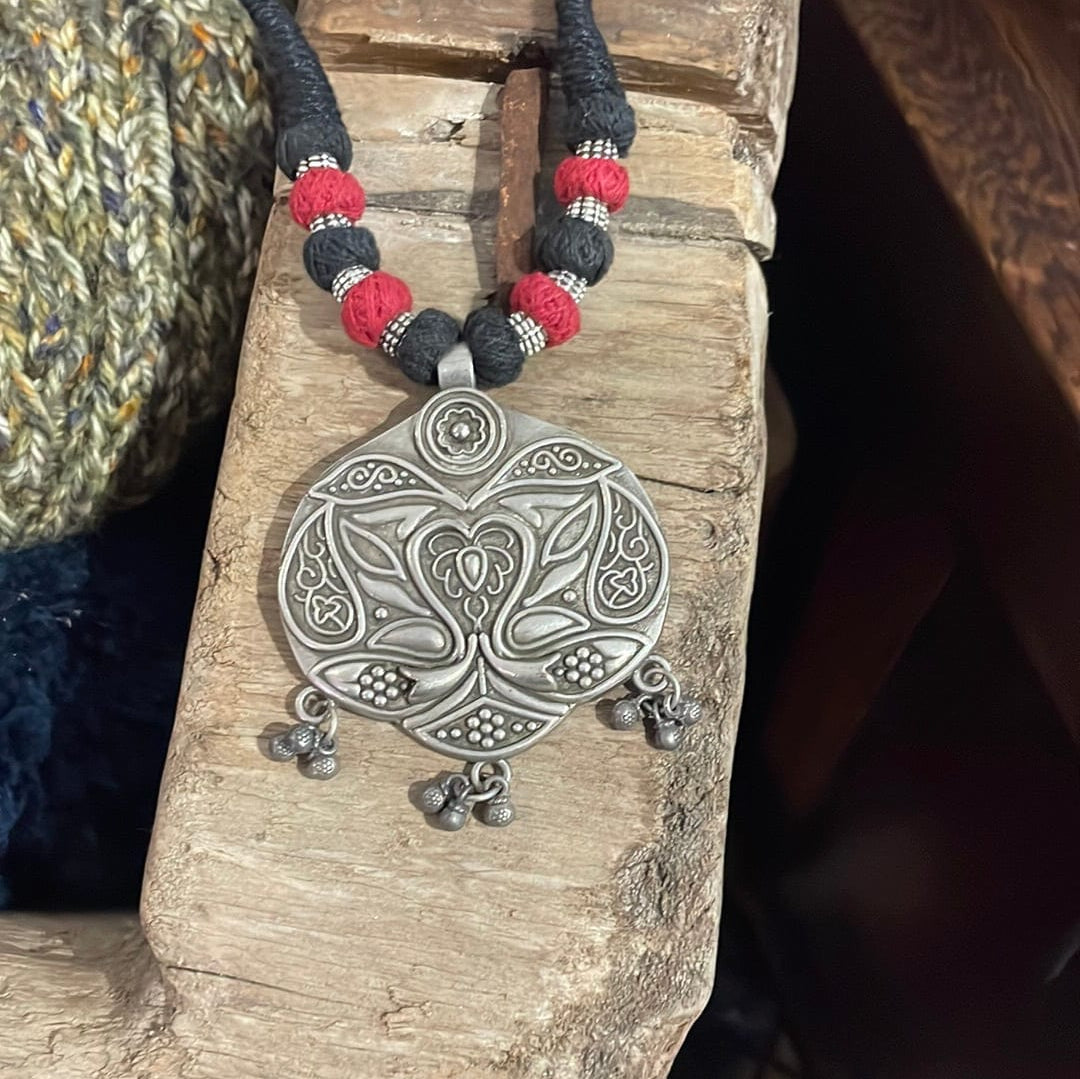 Sistergolden Afghani Red/Black Necklace Lotus