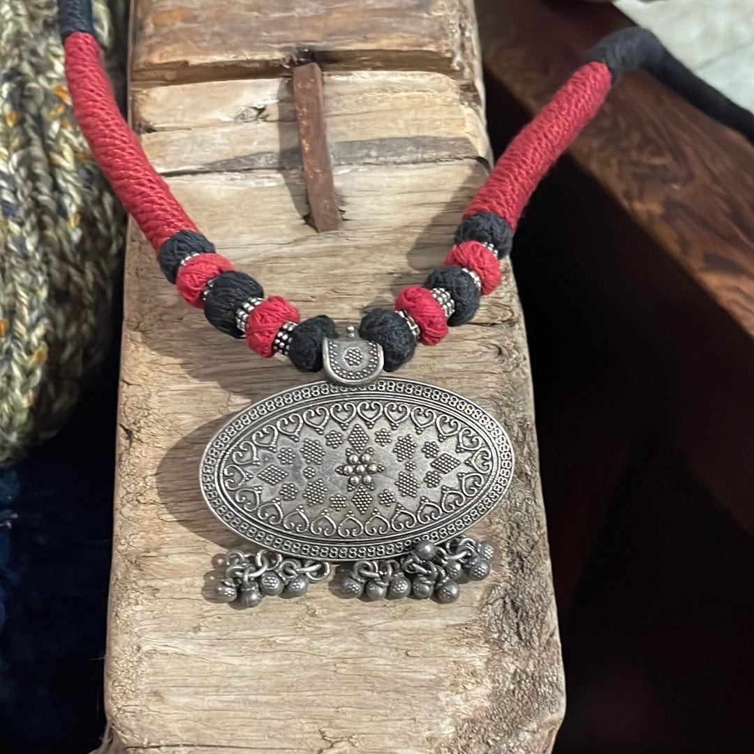 Sistergolden Afghani Red/Black Necklace Oval