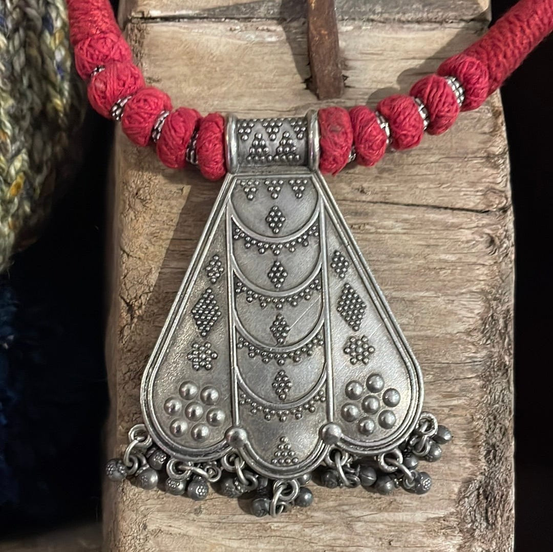 Sistergolden Afghani Red Necklace Bee