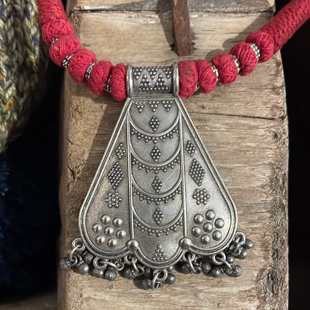 Sistergolden Afghani Red Necklace Bee