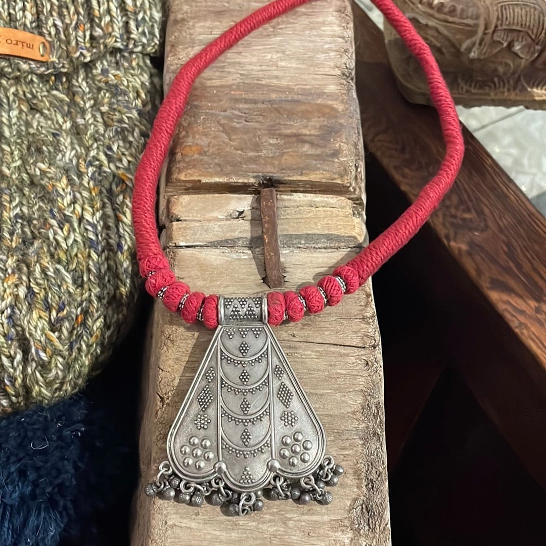 Sistergolden Afghani Red Necklace Bee