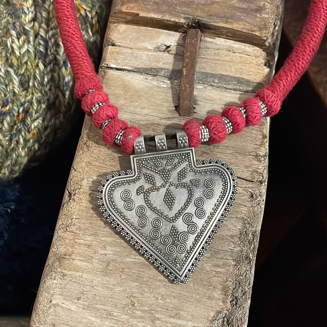 Sistergolden Afghani Red Necklace Spade