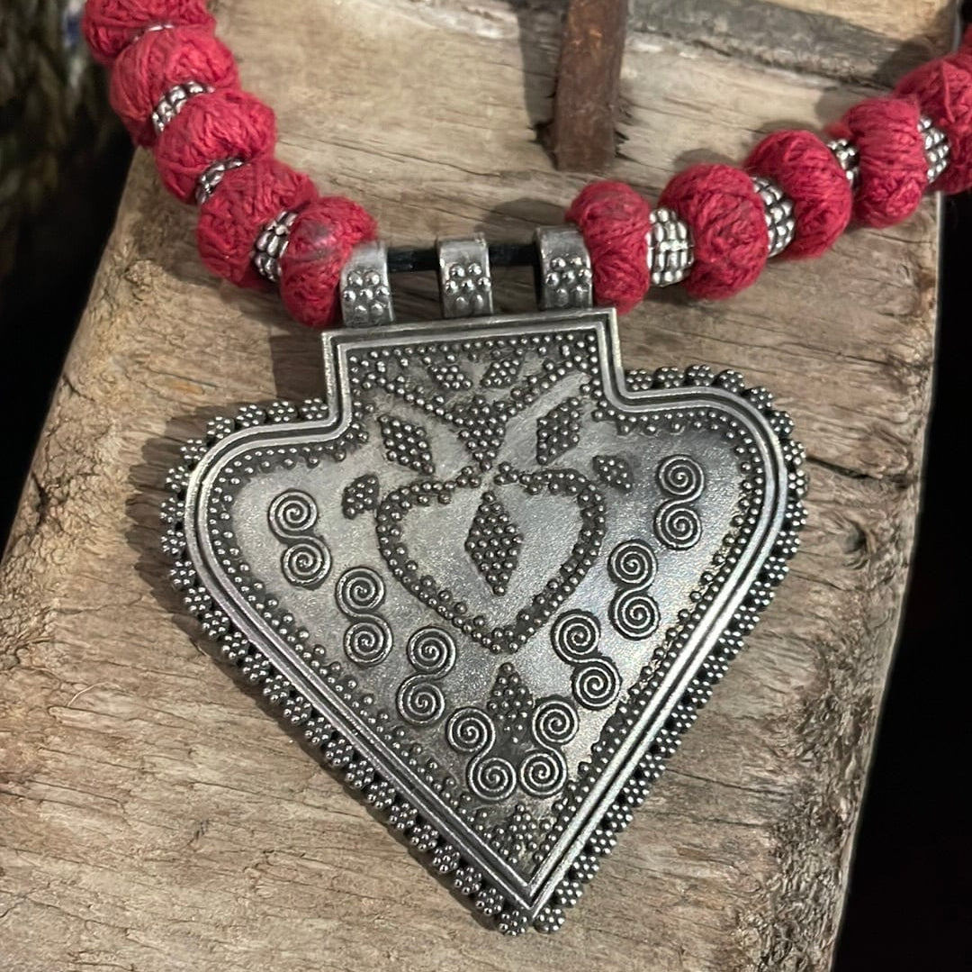 Sistergolden Afghani Red Necklace Spade