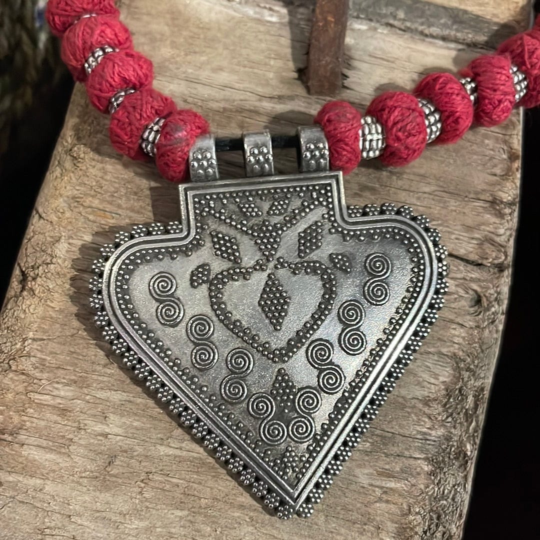 Sistergolden Afghani Red Necklace Spade