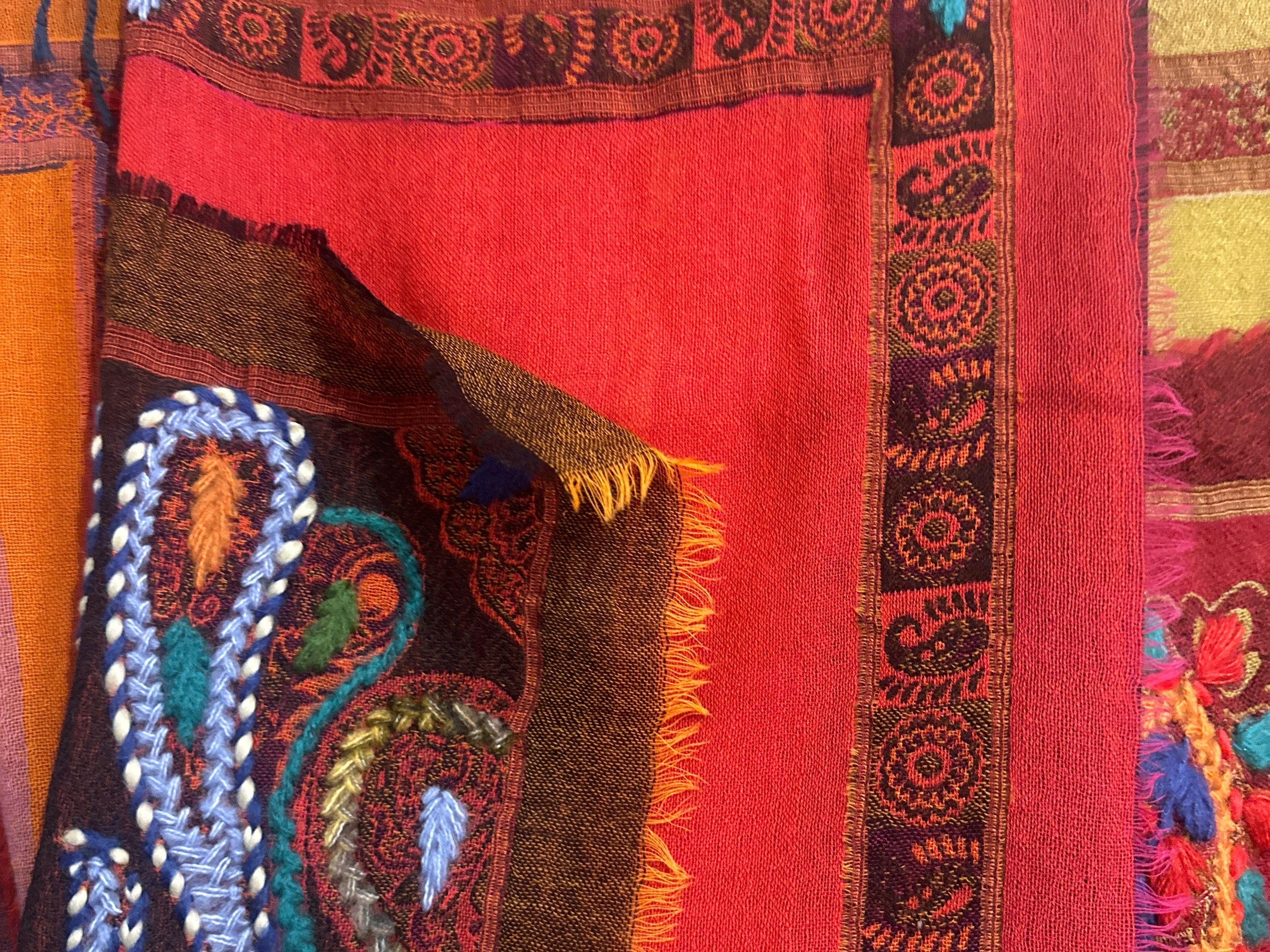 Sistergolden Appliqué Fine Woolen Gauze Scarf Red/Black