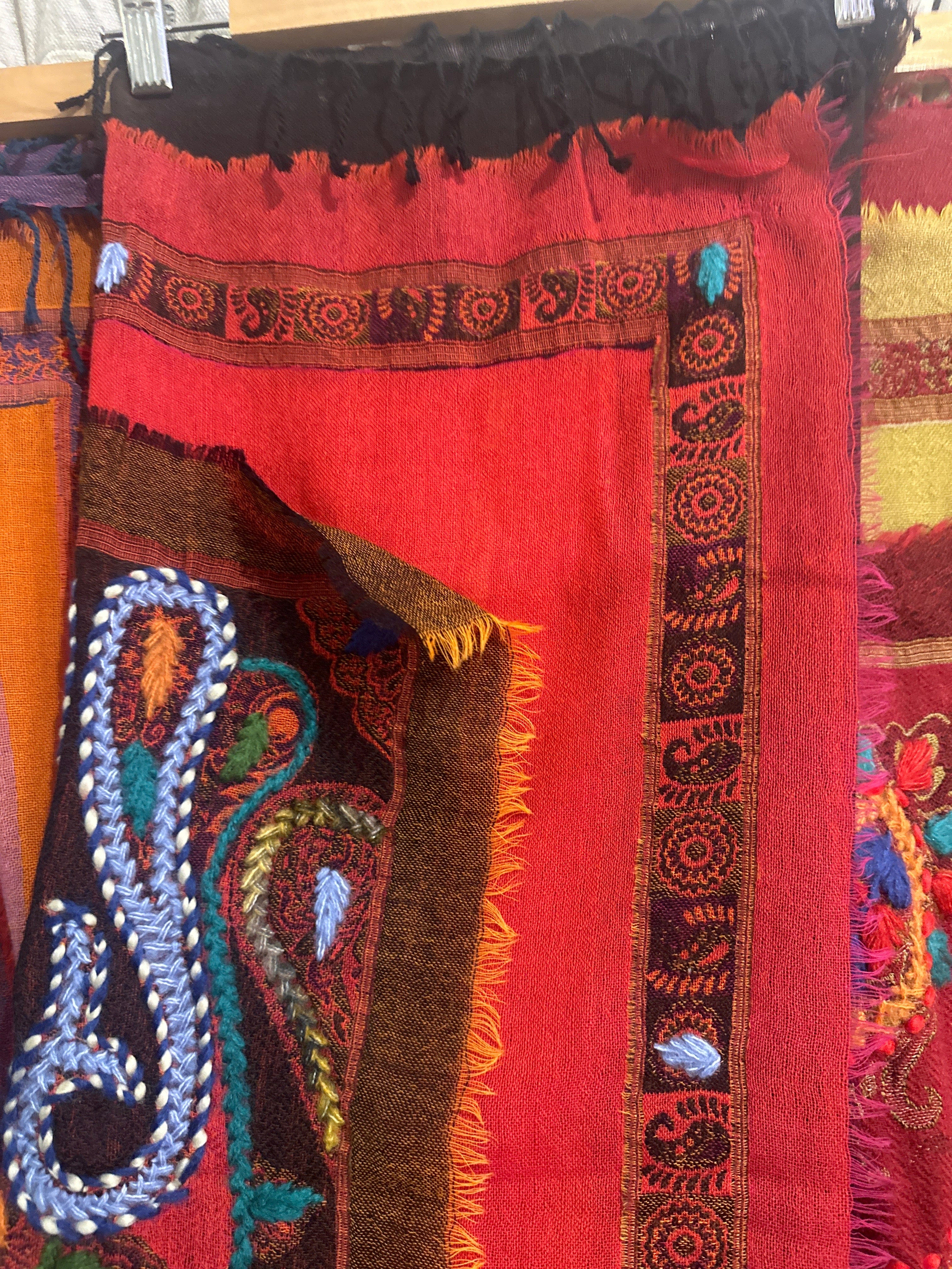 Sistergolden Appliqué Fine Woolen Gauze Scarf Red/Black