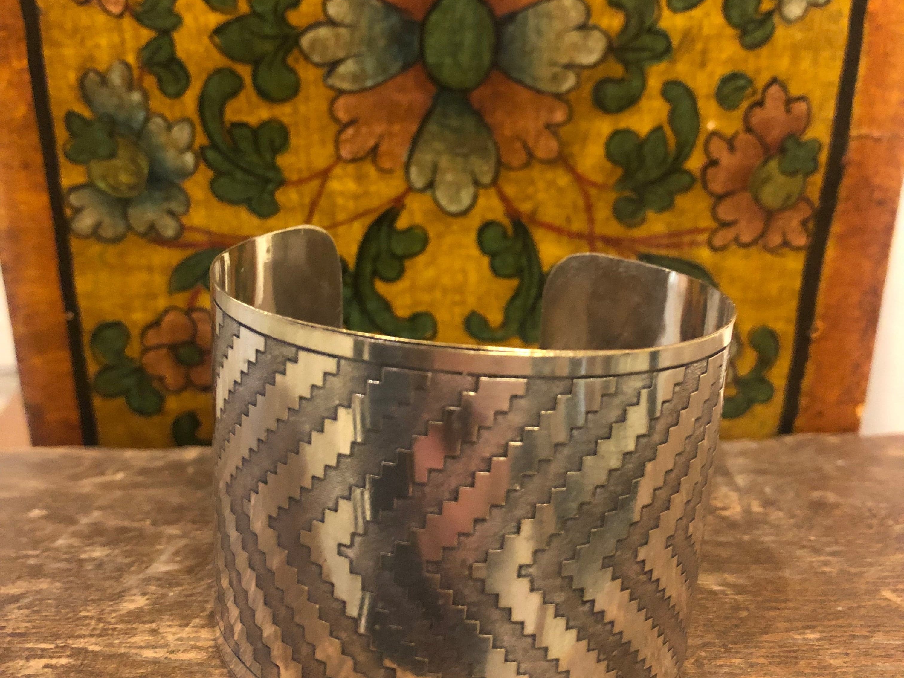 Sistergolden Chevron Cuff