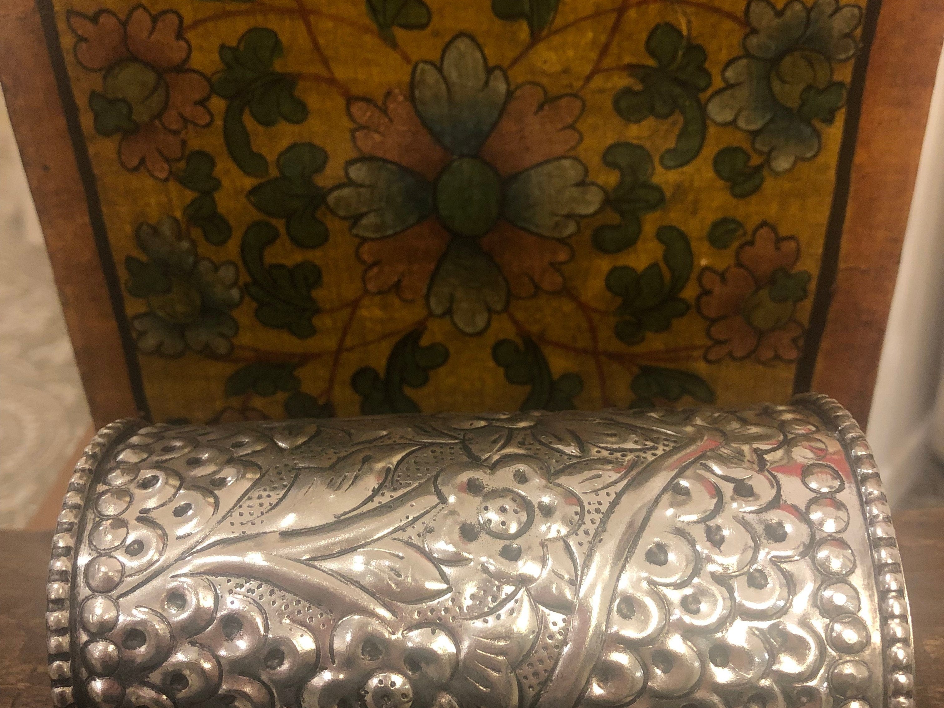 Sistergolden Flower Embossed Cuff