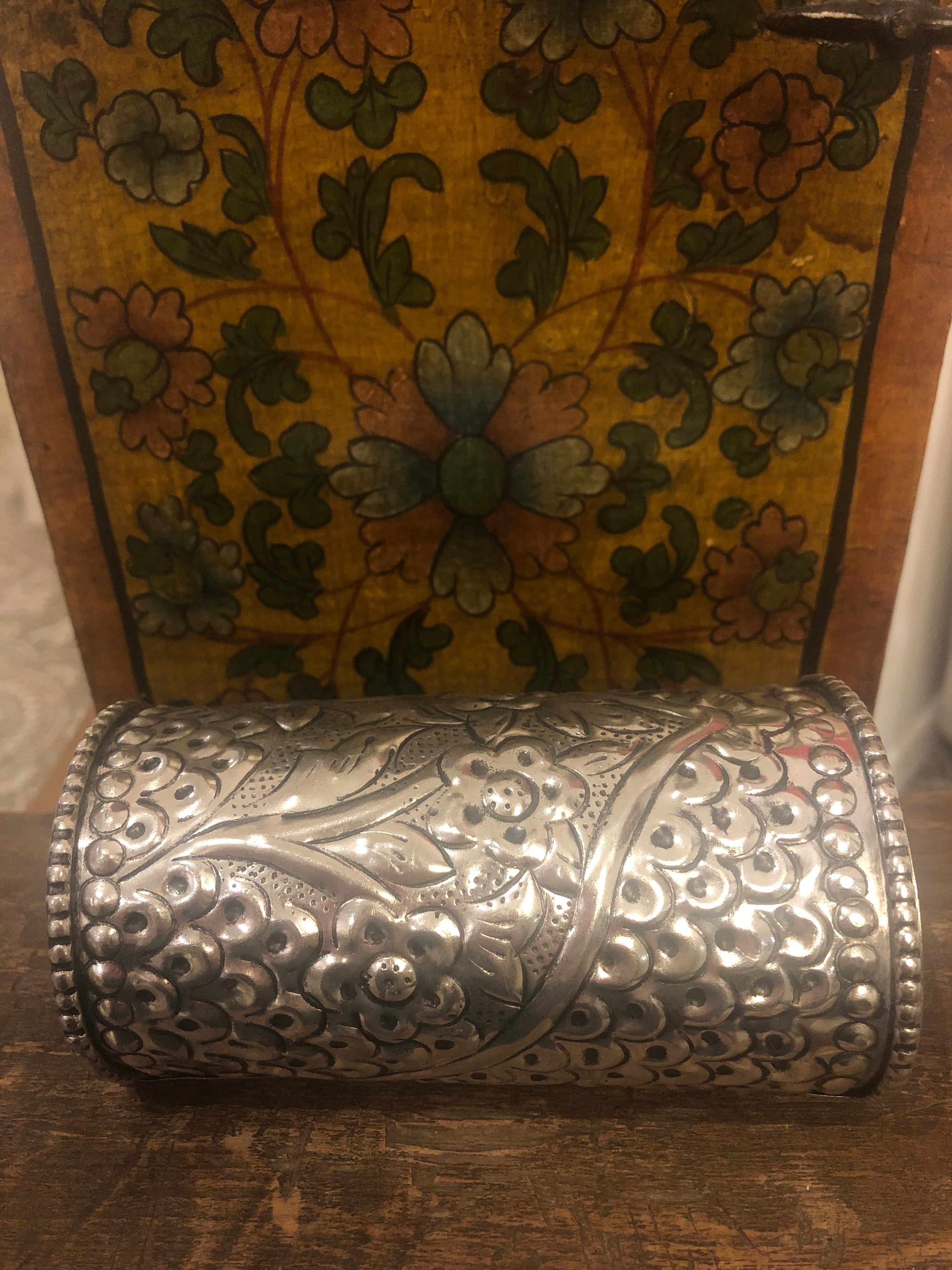 Sistergolden Flower Embossed Cuff